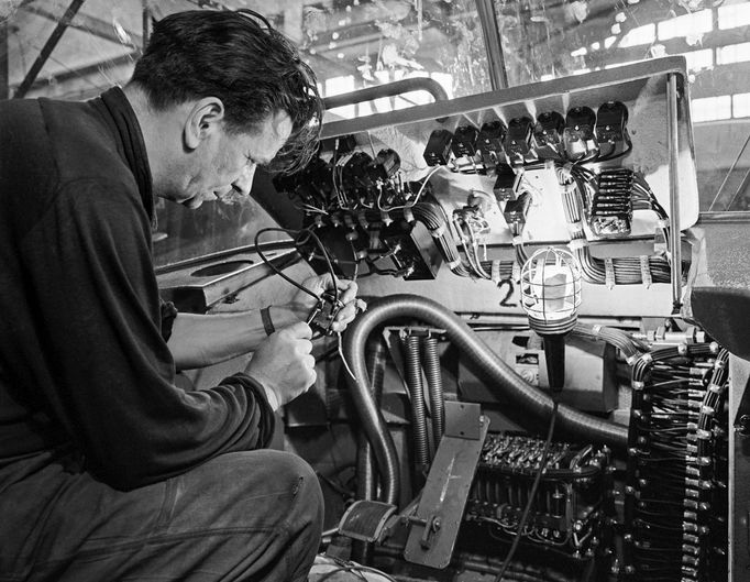 Fotografie z historie výrobního závodu Tatra Smíchov v Praze. Snímek z roku 1963.