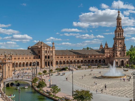 Plaza de España v Seville vznikla roku 1929 jako základna pro Ibero-americkou světovou výstavu. 