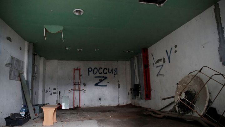 Elektrošoky do genitálií, pálení rukou. Fotografie ukazují ruské mučírny v Chersonu; Zdroj foto: Reuters