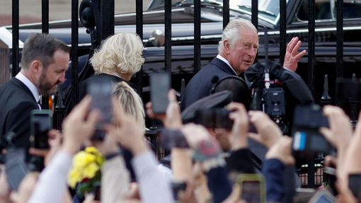 Král Karel III. se svou ženou Camillou vstupuje do Buckinghamského paláce. Poprvé jako král.