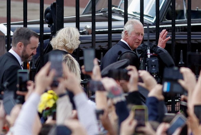 Král Karel III. se svou ženou Camillou vstupuje do Buckinghamského paláce. Poprvé jako král.