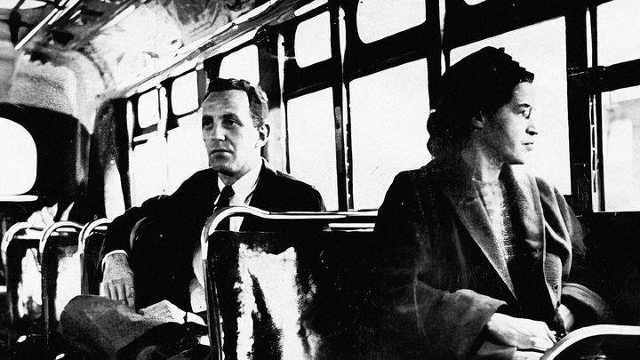 Odmítla pustit bělochy sednout, zatkla ji policie. Fotografie ukazují segregaci v USA