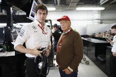 Tři roky neporažený Mercedes budou i další sezony vést Wolff s Laudou