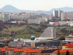 Vítězové voleb vlastní bezmála polovinu všech bytů ve městě