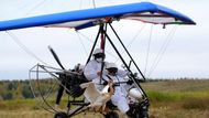 To se hodí. Putin se do role vedoucího samce pasuje často a rád. Sám se ale přiznal, že se s motorovým rogalem učil létat půldruhého roku.