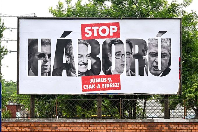 Volební plakát vládní strany Fidesz s portréty George Sorose a dalších politiků, Budapešť, 22. května 2024, těsně před evropskými volbami.