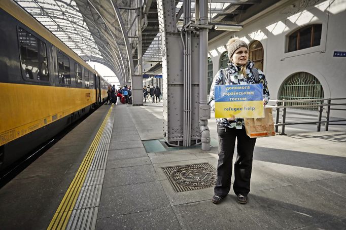 Ozvěny válečného konfliktu na Ukrajině na Hlavním nádraží v Praze, kde funguje rovněž asistenční výpomoc pro uprchlíky z Ukrajiny.