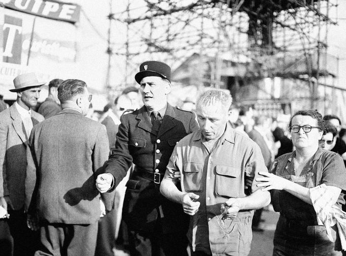 Tragédie na automobilové závodě Le Mans si v roce 1955 vyžádala 83 lidských životů.