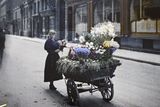 Pouliční prodavačka květin v Paříži v roce 1918.