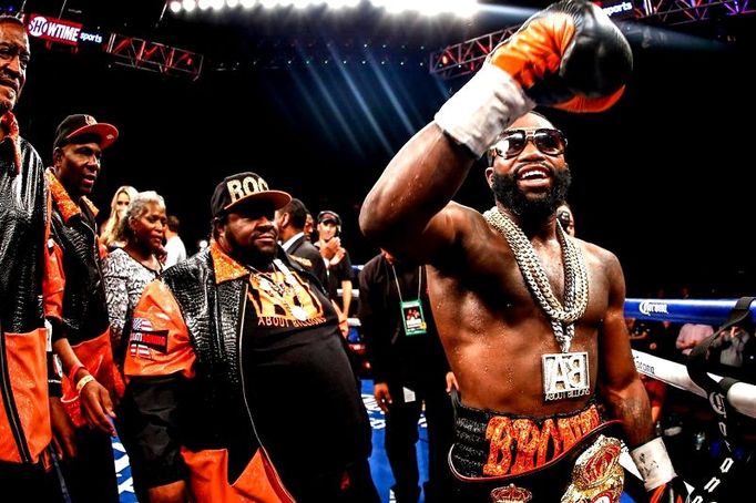 Adrien Broner slaví po výhře nad Chabibem Allachverdijevem