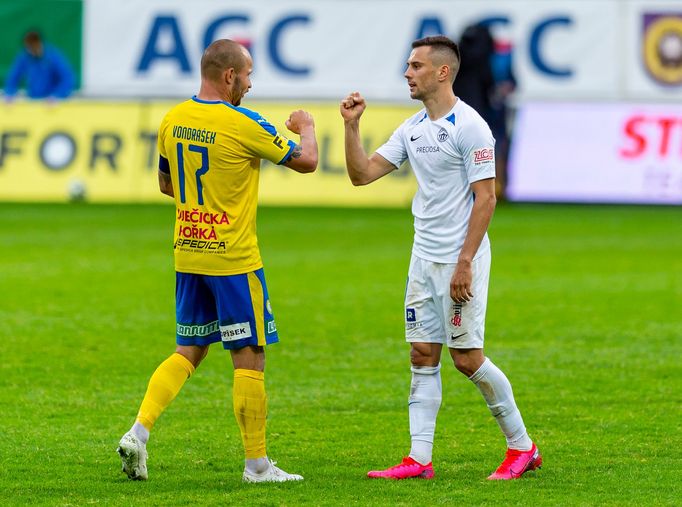 Tomáš Vondrášek z Teplic a Jakub Pešek z Liberce se zdraví po zápase 23. kola první ligy Teplice - Liberec.