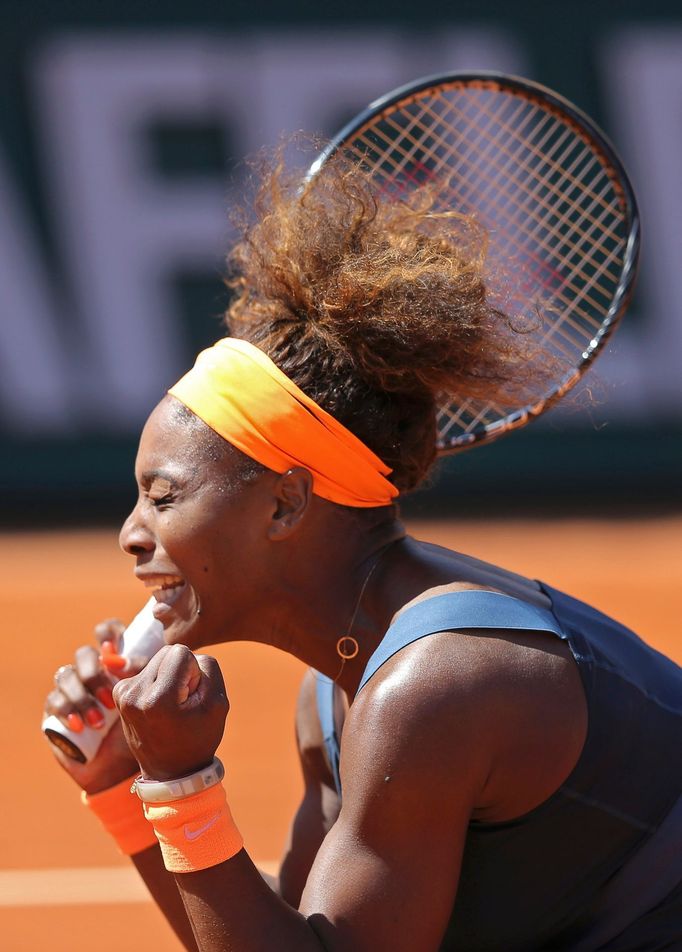 Serena Williamsová v zápase se Světlanou Kuzněcovovou na French Open 2013.