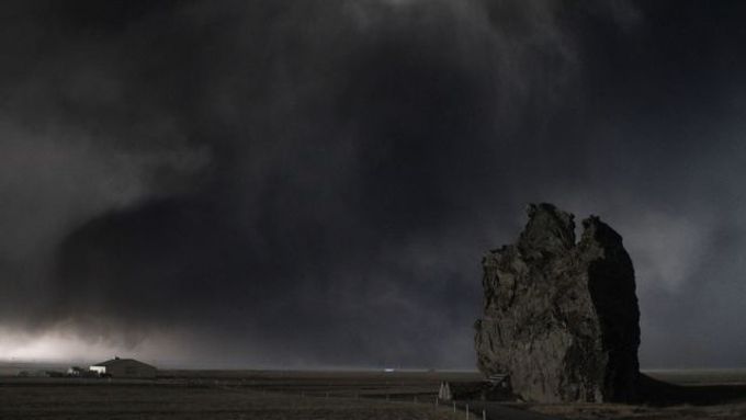 Island po erupci sopky. Je noc, či den?