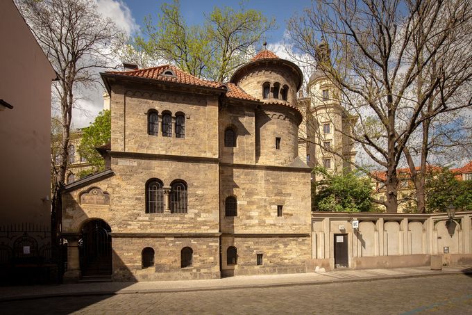Obřadní síň v pražské židovské čtvrti Josefov, postavená v novorománském stylu v letech 1906–1908, sloužila jako márnice a sídlo pohřebního bratrstva.