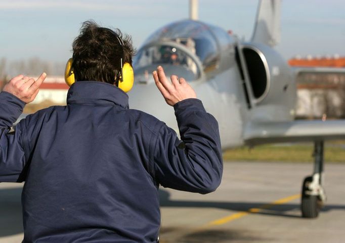 Navádět při pojíždění, zkontrolovat stav letadla, připravit k dalšímu letu. To vše čeští mechanici zvládají.