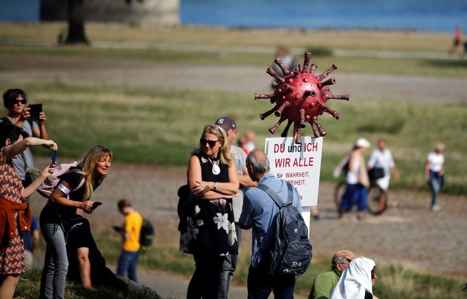 Protest proti koronavirovým opatřením v Düsseldorfu, 20. září 2020.