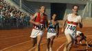 Vlevo je Václav Neužil jako Emil Zátopek.