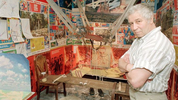 Ilja Kabakov roku 1988 ve své slavné instalaci nazvané Člověk, který ze svého bytu vyletěl do vesmíru.