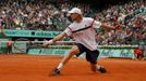 Italský tenista Andreas Seppi stíhá míček proti Srbu Novaku Djokovičovi během osmifinále French Open 2012.