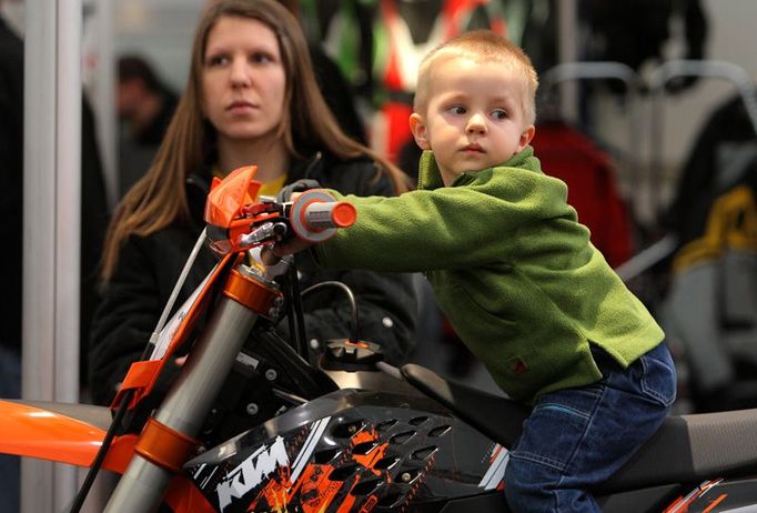 Dnes mu maminka do sedla pomáhala. Za patnáct let se o něj možná bude denně bát. Alespoň přes léto. Mladí řidiči motocyklů do 25 let věku měli v roce 2008 37% podíl na počtu dopravních nehod zaviněných motocyklisty a 27% podíl na počtu usmrcených při těchto nehodách. (zdroj: BESIP)