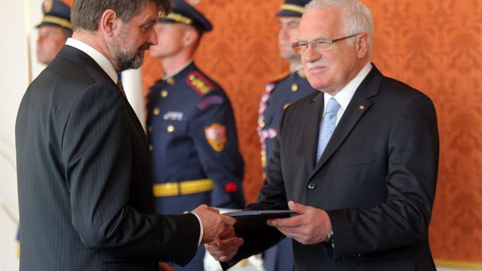 Jan Kubice s Václavem Klausem při jmenování ministrem vnitra.