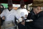 Primátor v Praze naléval rybí polévku ochucenou koňakem