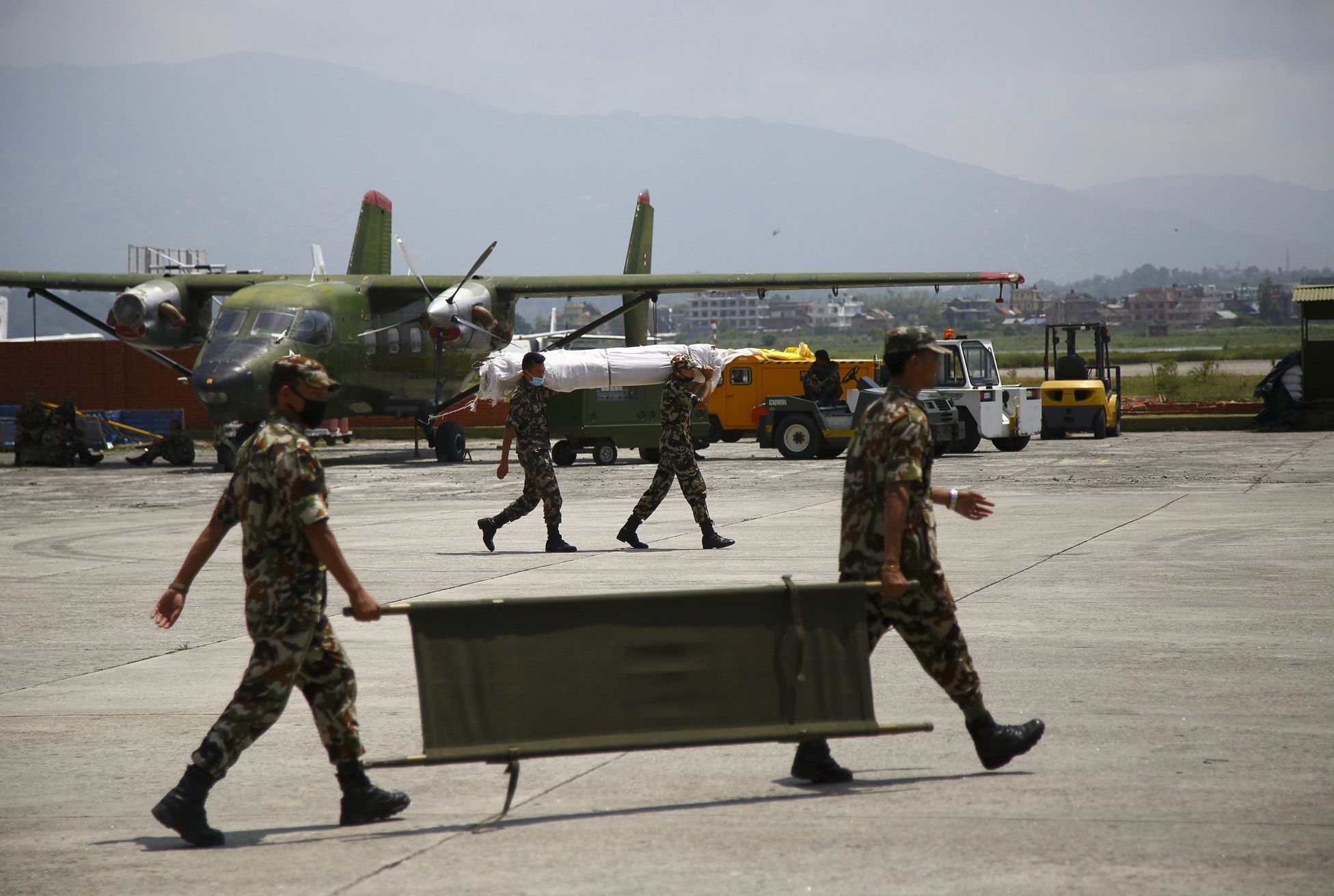 Vojáci zapojení do záchraných akcí po květnovém zemětřesení v Nepálu.