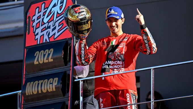 Francesco Bagnaia slaví titul mistra světa MotoGP 2022 po závodě ve Valencii