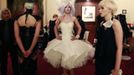 A model practises her cues backstage at the 30th anniversary of the Alternative Hair Show at the Royal Albert Hall in London October 14, 2012. REUTERS/Olivia Harris (BRITAIN - Tags: SOCIETY FASHION) Published: Říj. 15, 2012, 1:51 dop.