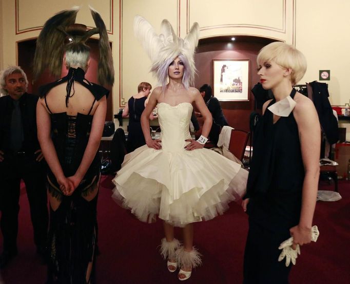 A model practises her cues backstage at the 30th anniversary of the Alternative Hair Show at the Royal Albert Hall in London October 14, 2012. REUTERS/Olivia Harris (BRITAIN - Tags: SOCIETY FASHION) Published: Říj. 15, 2012, 1:51 dop.