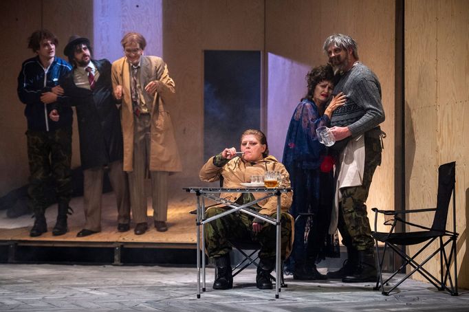 Jakub Koudela jako štamgast, Tomáš Drápela coby Bretschneider, T. Kobr v roli Haška, N. Drabiščáková jako Švejk, D. Bambasová coby Müllerová a Jan Dvořák jako hostinský.