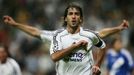 Raul Gonzales z Realu Madrid slaví gól v síti Dynama Kyjev.