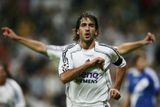 Raul Gonzales z Realu Madrid slaví gól v síti Dynama Kyjev.
