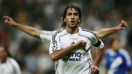 Raul Gonzales z Realu Madrid slaví gól v síti Dynama Kyjev.