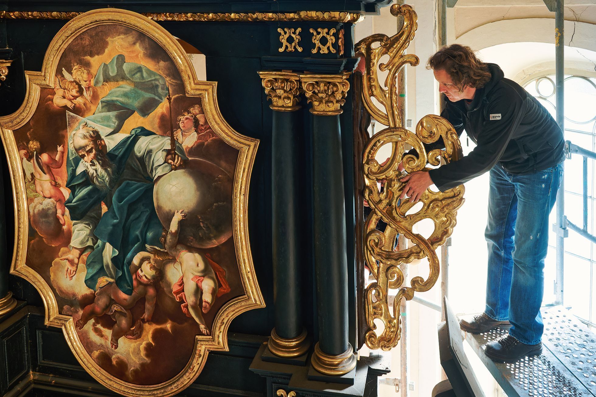 Rozebírání oltáře v kostele sv. Janů v Opavě před opravou popraskané klenby, květen 2023