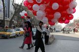 Prodavače valentýnských balonků jste mohli potkat i v afghánském Kábulu.