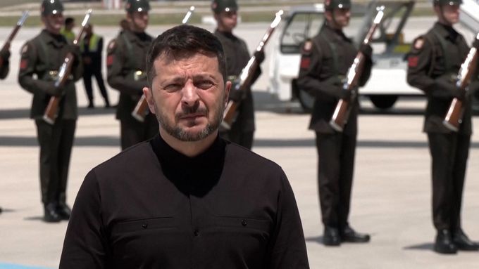 Ukrajinský prezident Volodymyr Zelenskyj po příletu do Turecka.