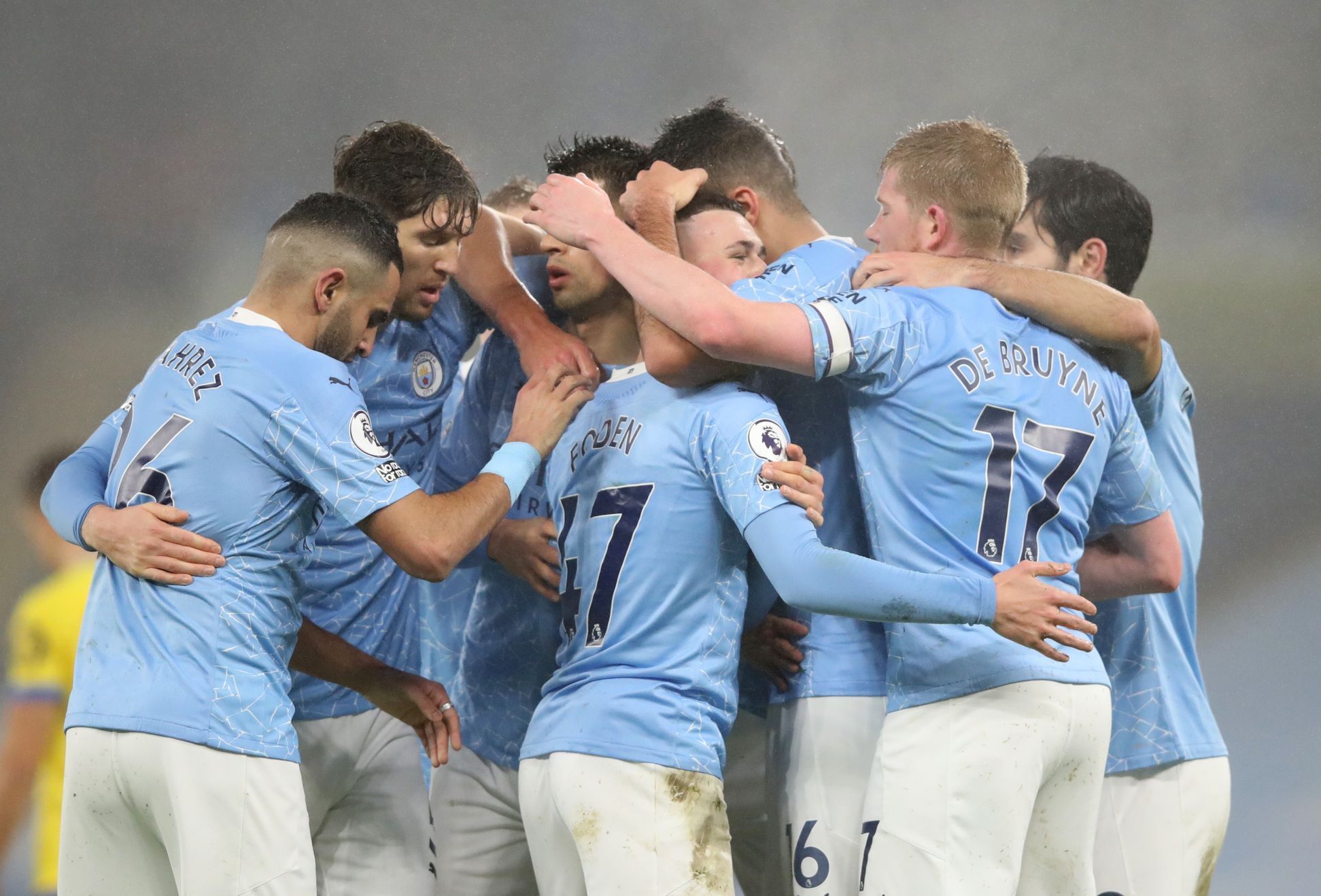 fotbal, anglická liga 2020/2021, Premier League - Manchester City v Brighton, radost hráčů Manchesteru City po gólu Phila Fodena