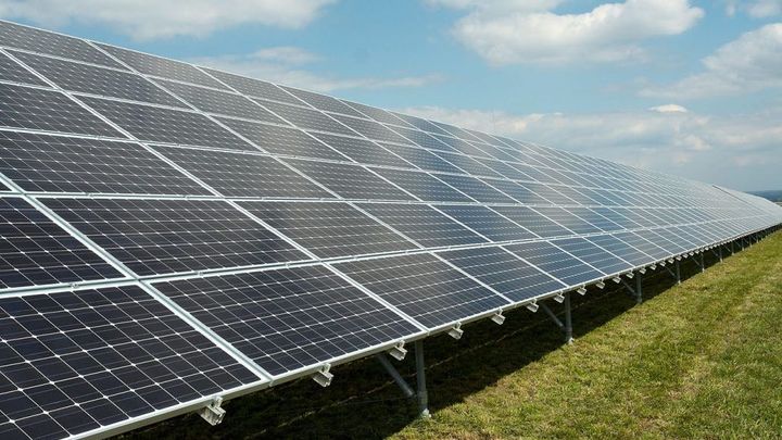 Části solárních elektráren se zřejmě zvýší daň, jejich podpora asi klesne; Zdroj foto: Decci