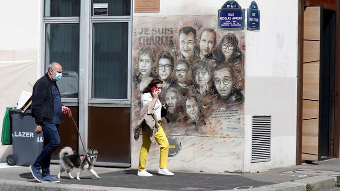 Malba nedaleko bývalého sídla redakce Charlie Hebdo.