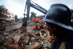 Zřícení budovy v Bombaji stálo životy nejméně 61 osob