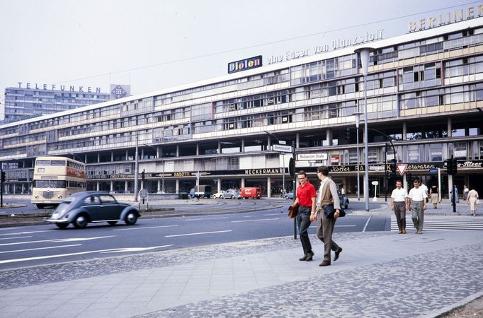 Západní Berlín, ulice Budapester Strasse u náměstí Breitscheidplatz, rok 1961.