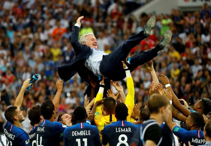 Francouzský kouč  Didier Deschamps nad hlavami nových fotbalových mistrů světa.