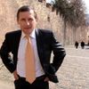 Jiří Čunek se rozhodl si dopoledne před jmenováním užít. Využil pěkného počasí a vypravil se na Hrad za Václavem Klausem pěšky. Snímek zachycuje oddych během výšlapu po Nových zámeckých schodech.