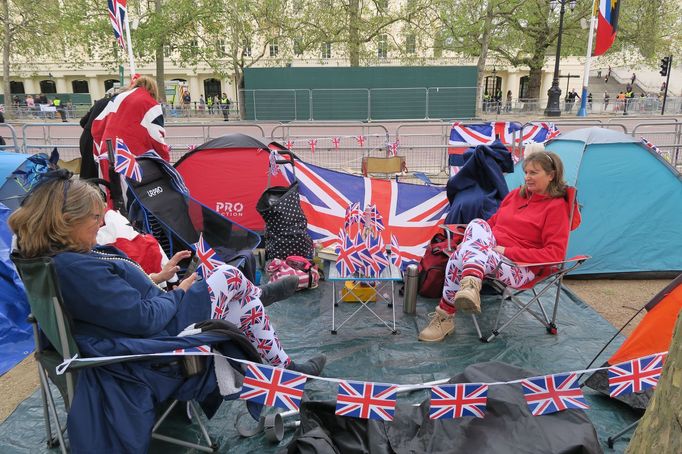 Britské vlajky mají lidé i na legínách.