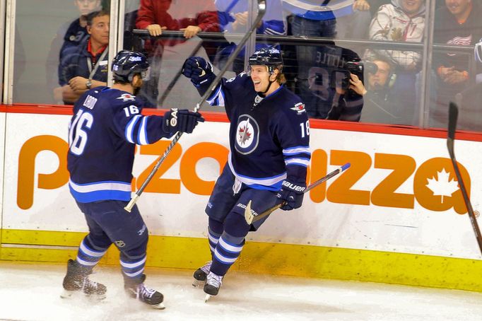 Radost hráčů Winnipegu Jets: Bryan Little a Andrew Ladd