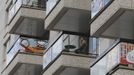 A visitor testing facilities overnight smokes a cigarette on one of the brightly decorated balconies in the Olympic Village built for the London 2012 Olympic Games in Stratford, east London on June 29, 2012. The village will accomodate up to 16,000 athletes and officials from more than 200 nations. Picture taken June 29, 2012. REUTERS/Olivia Harris (BRITAIN - Tags: BUSINESS CONSTRUCTION SPORT CITYSPACE) Published: Čer. 30, 2012, 12:04 odp.