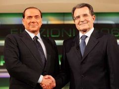 Premiér Silvio Berlusconi a opoziční vůdce Romano Prodi před včerejší předvolební debatou. Senzace se nekonala. Berlusconi ve studiu zůstal.