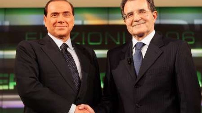 Premiér Silvio Berlusconi a opoziční vůdce Romano Prodi před včerejší předvolební debatou. Senzace se nekonala. Berlusconi ve studiu zůstal.