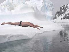 Led v Arktidě taje. Své o tom ví i extrémní plavec Lewis Gordon Pugh.
